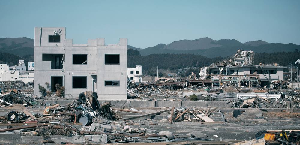 Die Nuklearkatastrophe von Fukushima erschütterte die 2011 die Welt: Einem Erdbeben folgt ein Tsunami, der über 22.000 Mensche tötete. Das an der Küste gelegene Atom-Kraftwerk wurde beschädigt, große Mengen an radioaktivem Material wurden freigesetzt. Der finanzielle Schaden wurde später auf über 250 Milliarden US-Dollar geschätzt. Ein kleiner Teil davon ging zu Lasten eines Cat-Bonds.